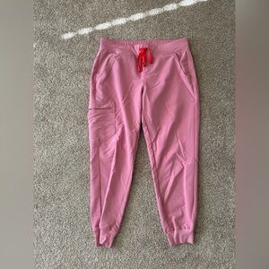 Pink Figs Zamora petite jogger scrub pant